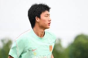 17岁新星赵松源今晚若亮相，有望创造最年轻国脚纪录，挑战上古极限