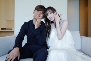 日本足球新星久保建英与28岁女星福原遥喜结连理，上演姐弟恋佳话