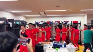 激昂旋律中舞动青春，U23国足亚运战获奖牌，欢庆时刻更衣室欢腾共舞！
