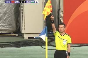 惊险平局！U23中国男足2-2与乌兹别克斯坦战平，越位争议引裁判旗帜与VAR介入